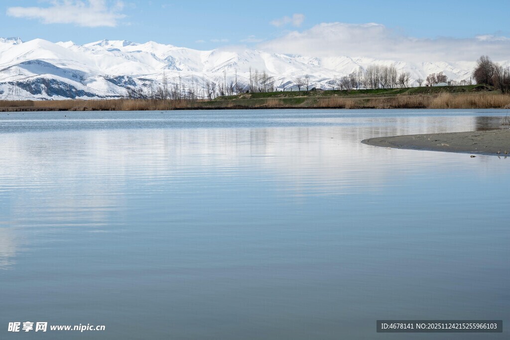 宁静湖畔雪山倒影美景