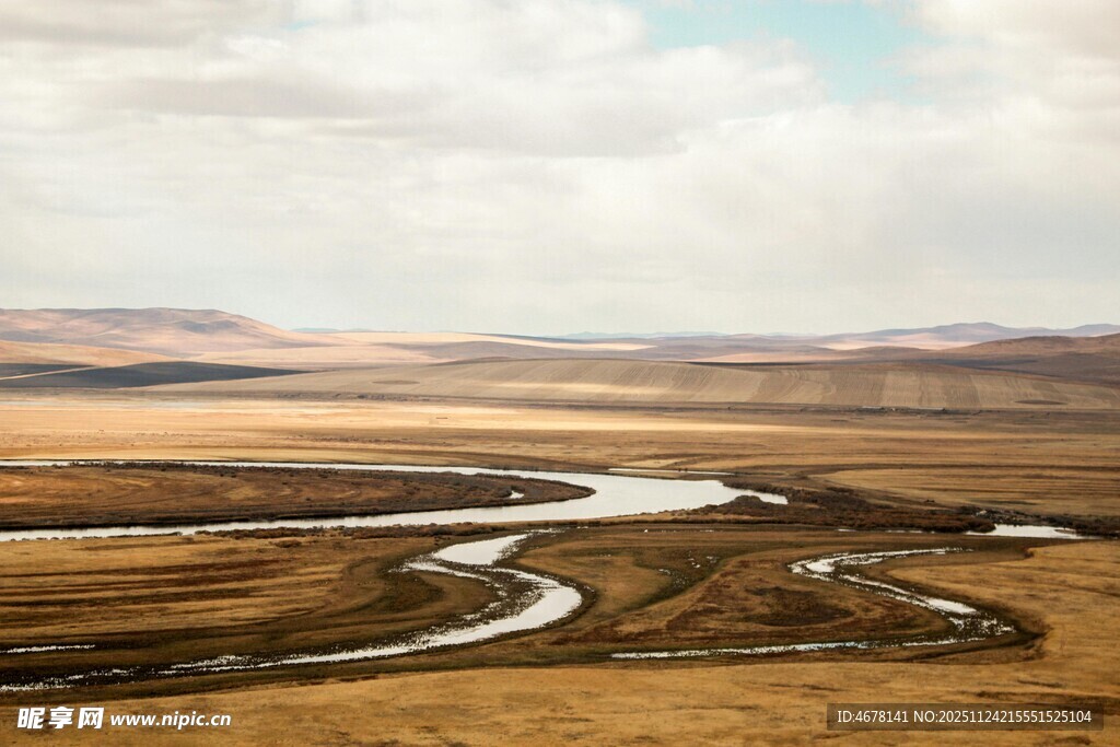 广袤荒野中的蜿蜒河流