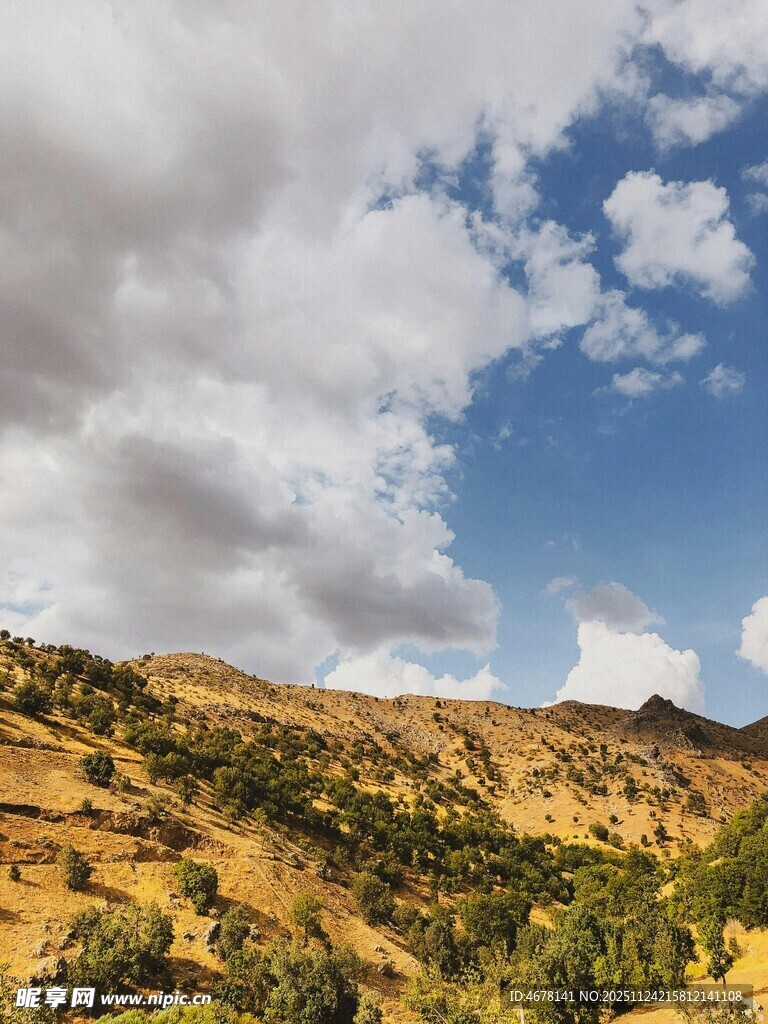 山间美景蓝天白云映秋色