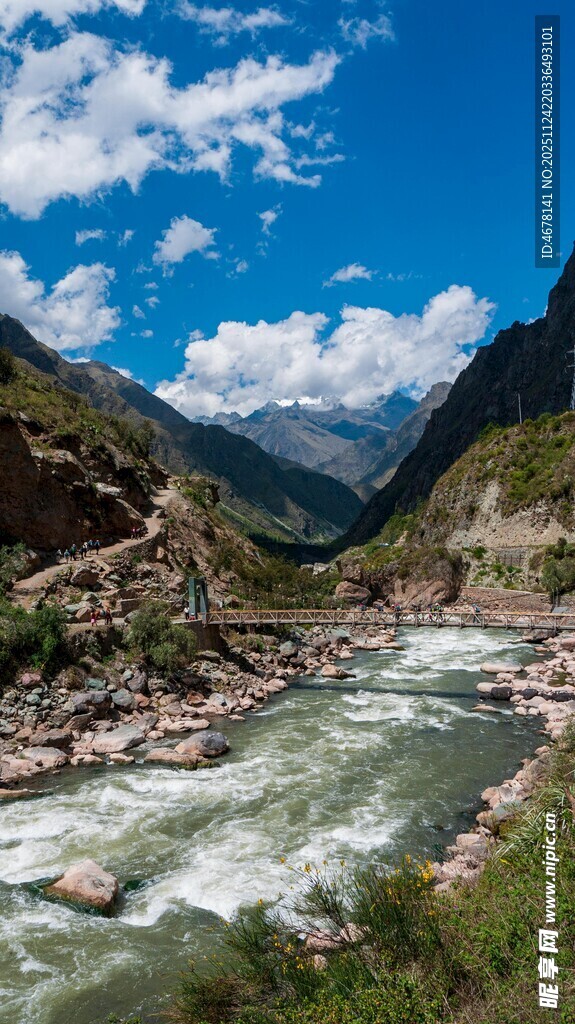山间湍急河流壮丽风光