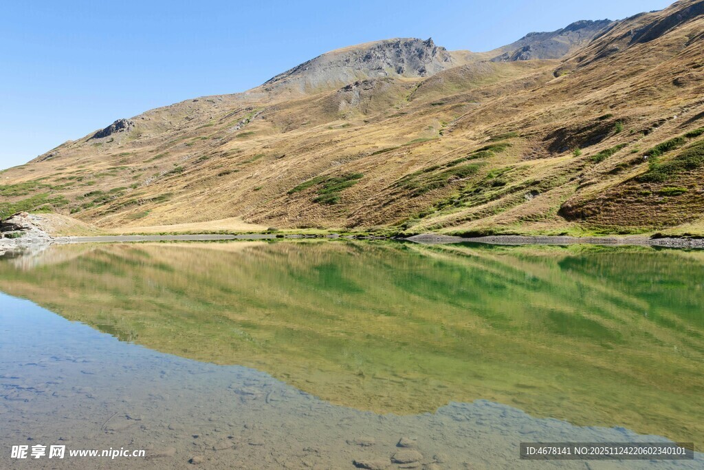 山间清湖山色倒映