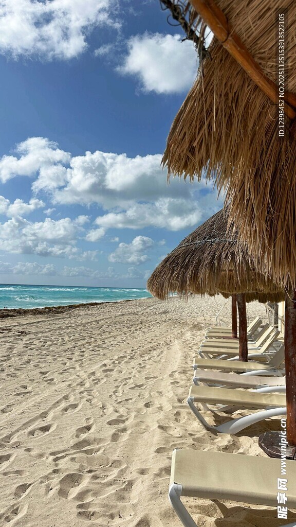 热带海滩的休闲遮阳伞