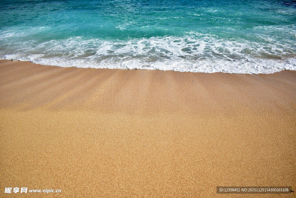 金色沙滩与蔚蓝海浪