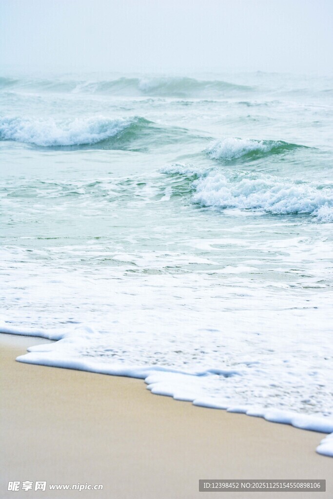 海浪轻拍沙滩美景