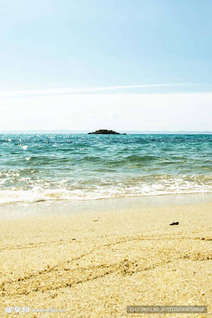 金色沙滩与蔚蓝大海