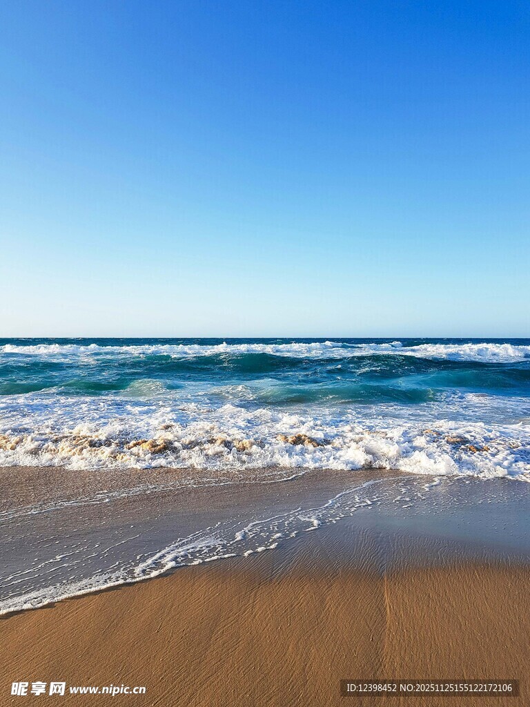 美丽沙滩与海浪的景致