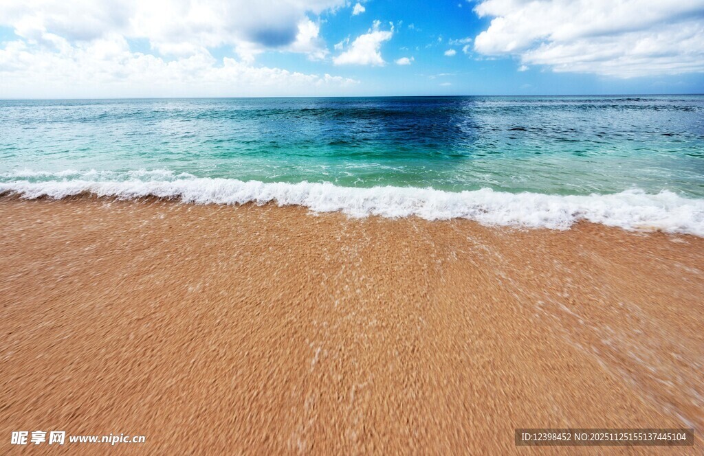 美丽沙滩与蔚蓝大海