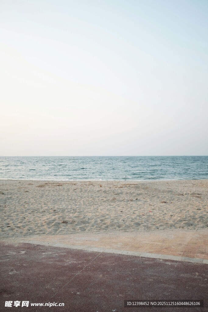 海边沙滩的宁静风景