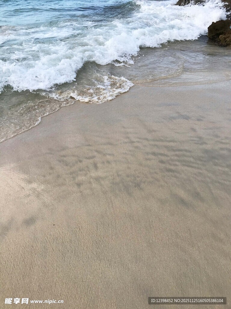 海浪轻拍沙滩的美丽景象