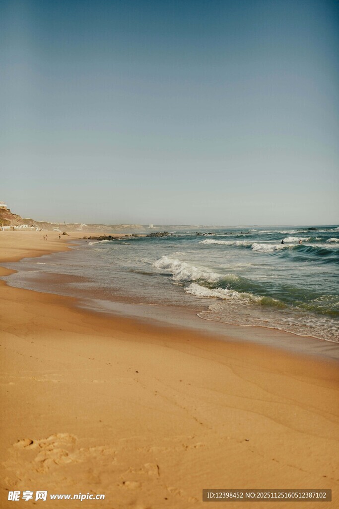 金色沙滩与海浪的美景