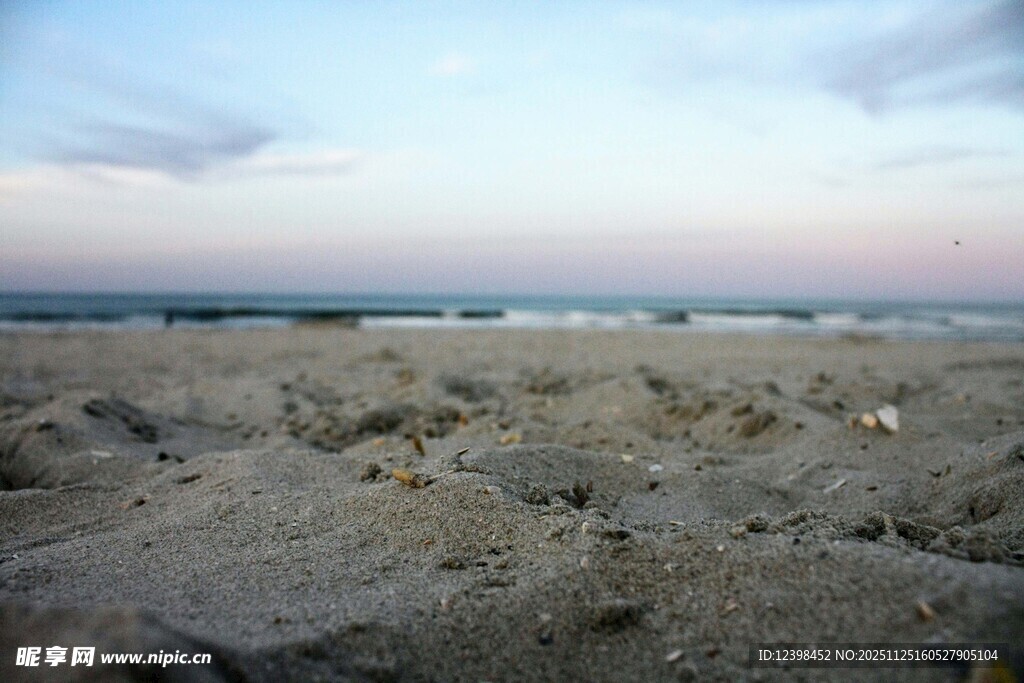 黄昏下的荒芜沙地景观