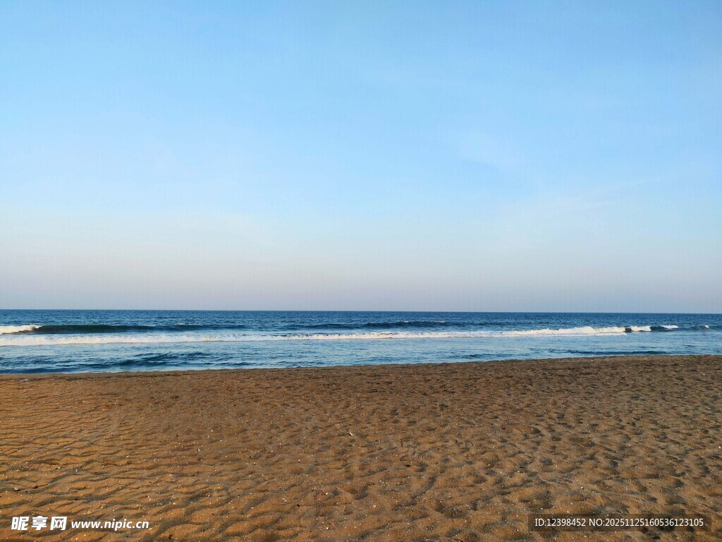 宁静沙滩与蔚蓝大海