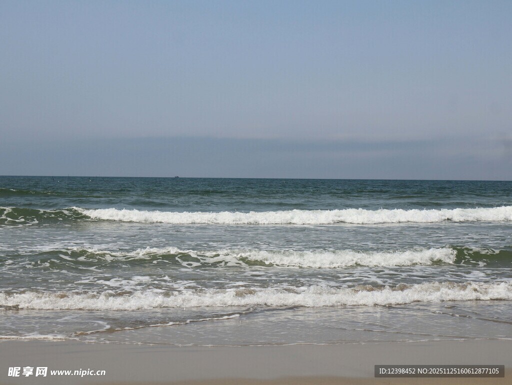 海边海浪拍打沙滩景象