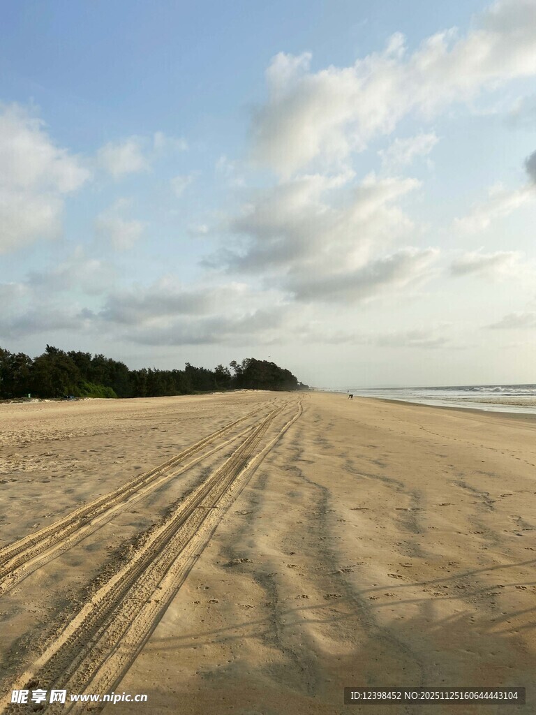 沙滩上的车辙与远方景色