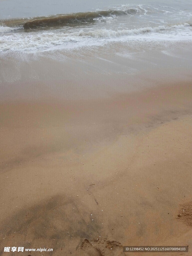 沙滩海浪的静谧美景