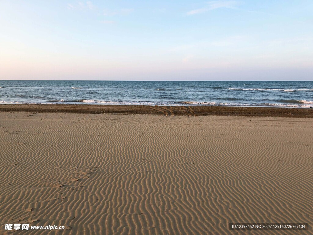 宁静沙滩与辽阔大海
