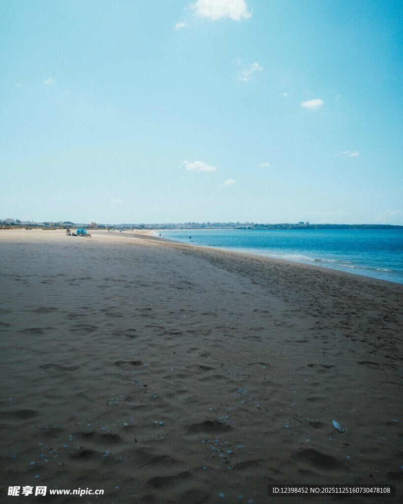 宁静沙滩与蔚蓝大海