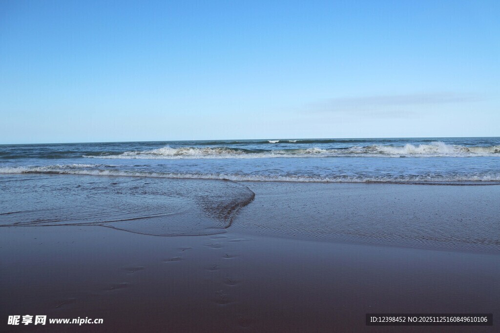 海边沙滩上的孤独身影