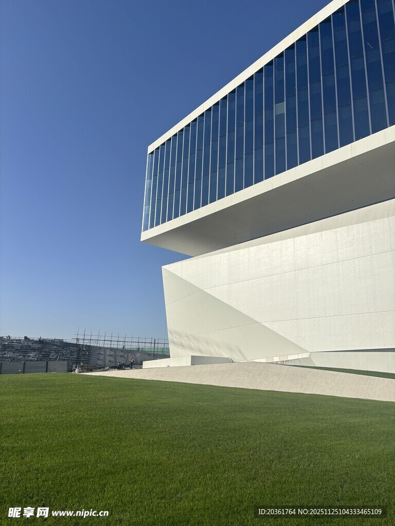 现代建筑与开阔绿地景观