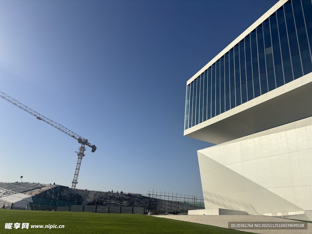 现代建筑与施工场景