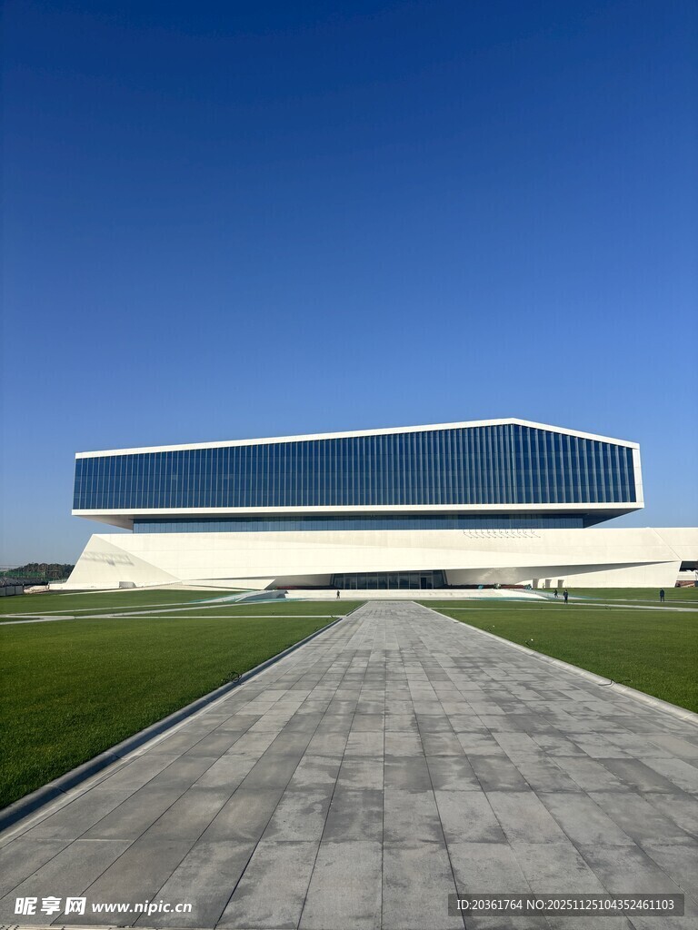 现代简约风格的宏伟建筑