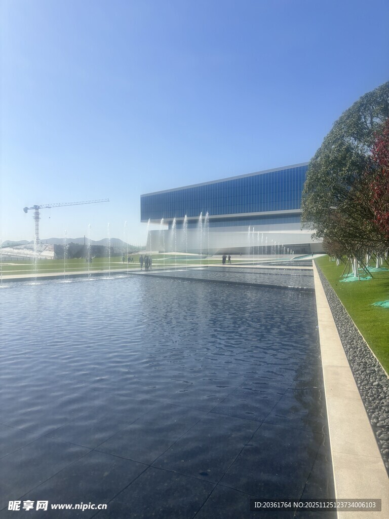 现代建筑旁的宁静水域