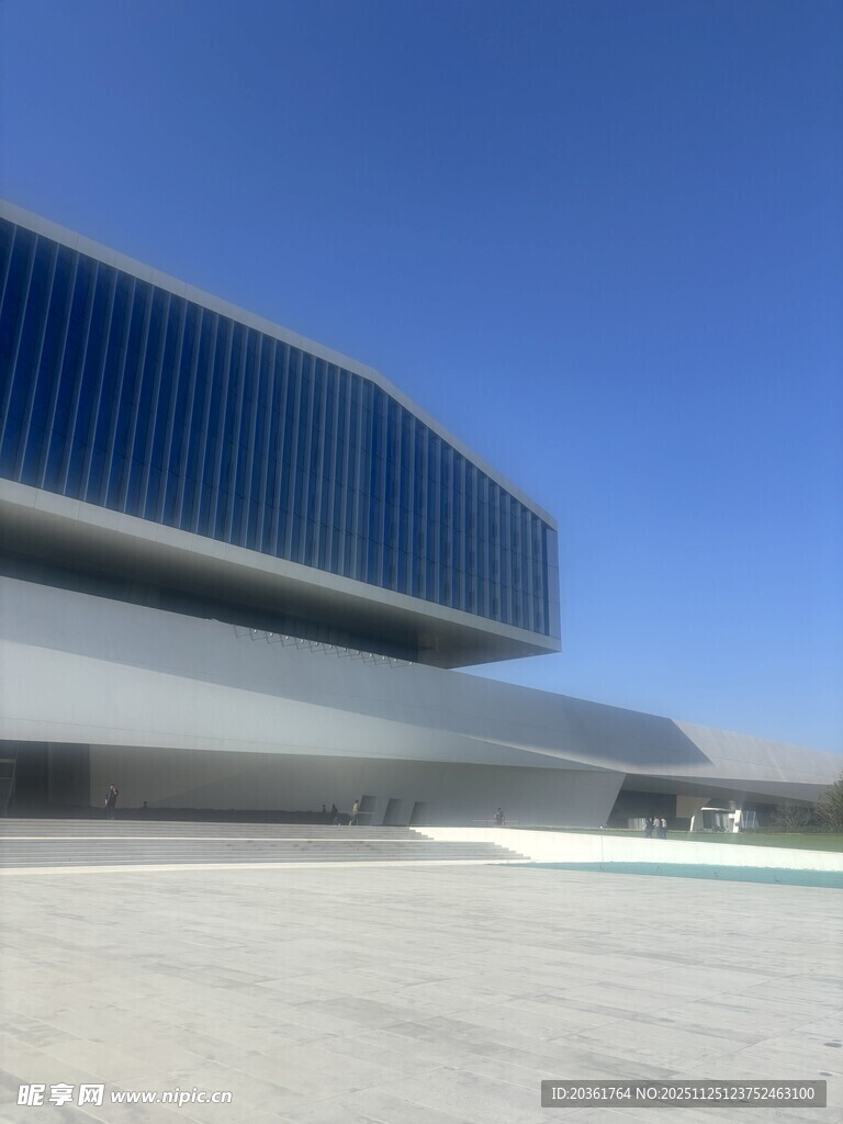 现代风格的宏伟建筑外观