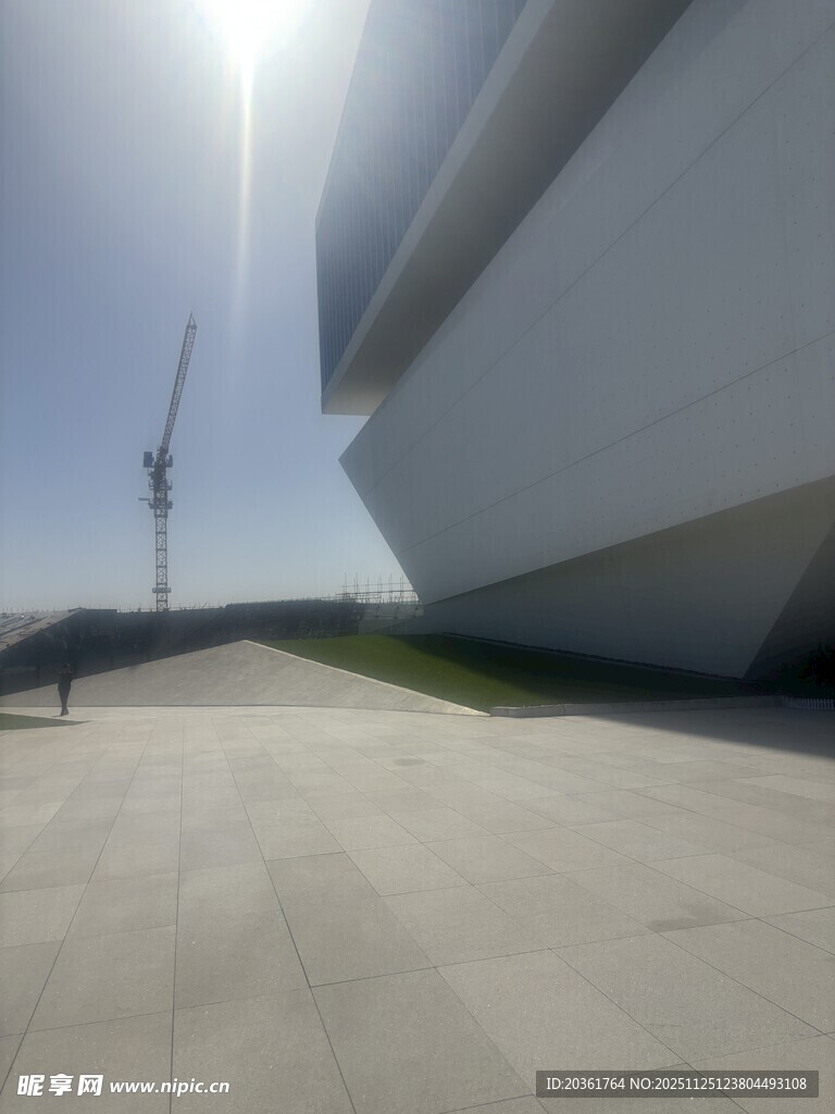 现代建筑与风力发电机景观