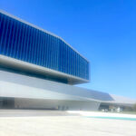 现代风格的宏伟建筑外观