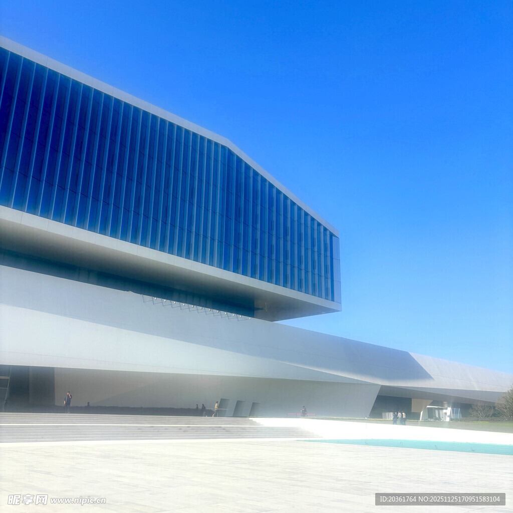 现代风格的宏伟建筑外观