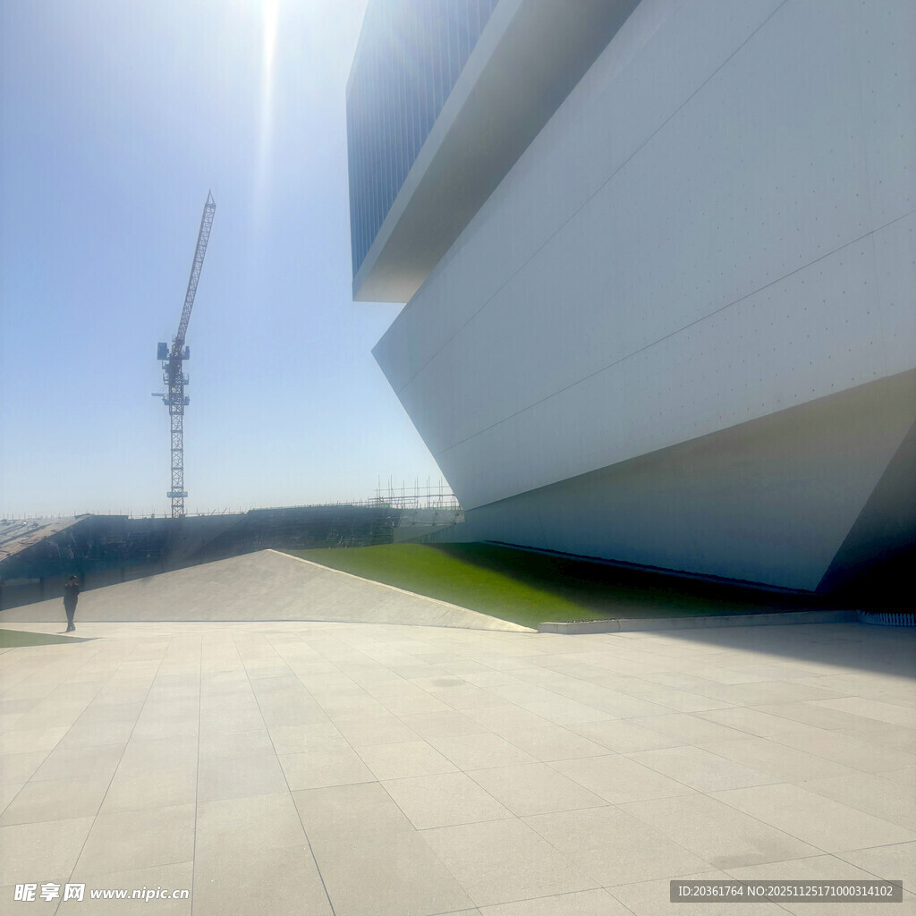 现代建筑与户外开阔场景