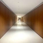 现代简约风格的宽敞走廊