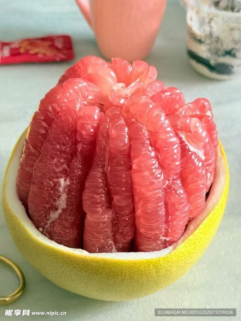 剥开的红心柚子置于黄碗中