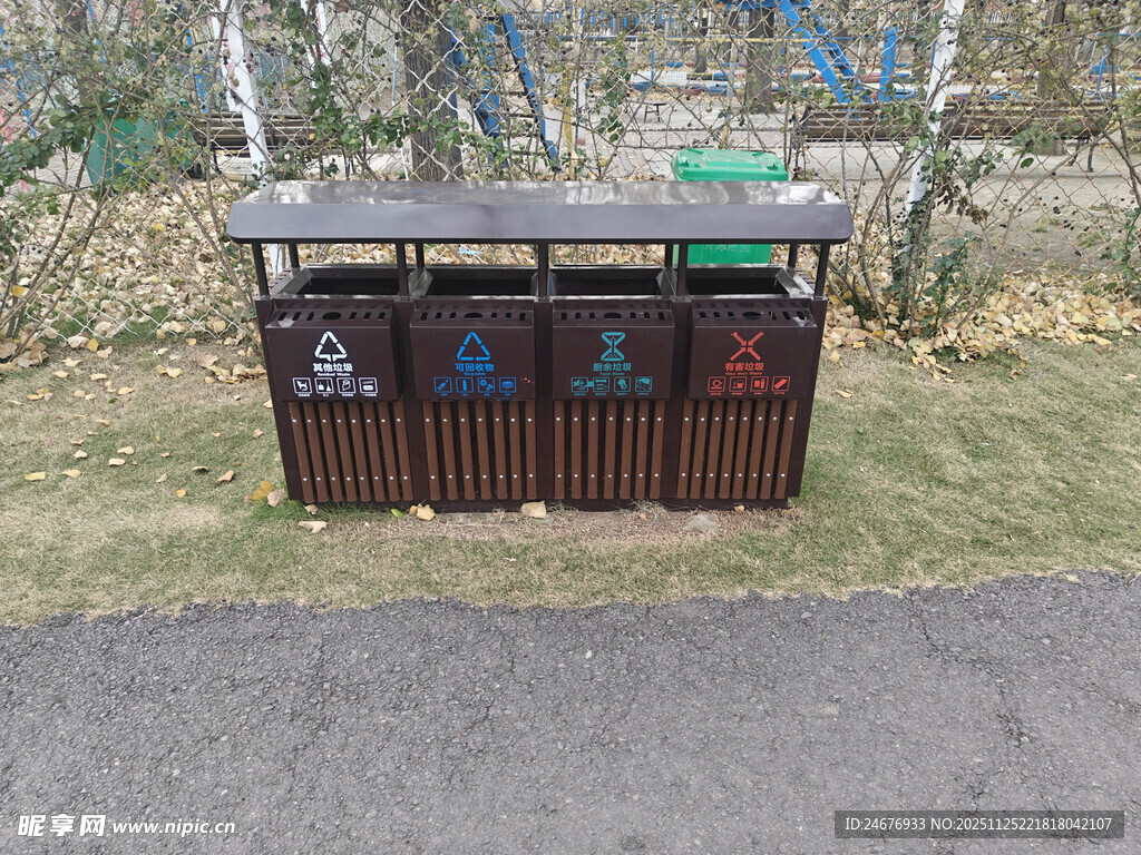 户外分类垃圾桶设施