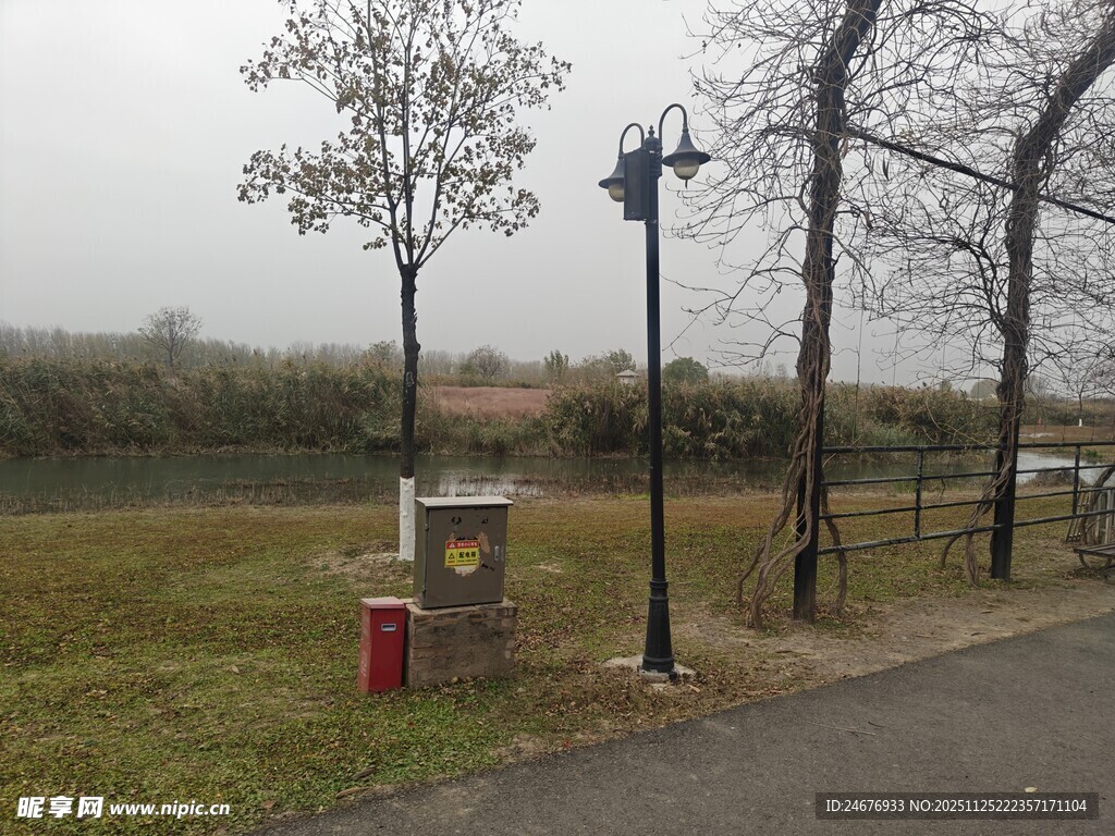 公园冬日静谧小路景观