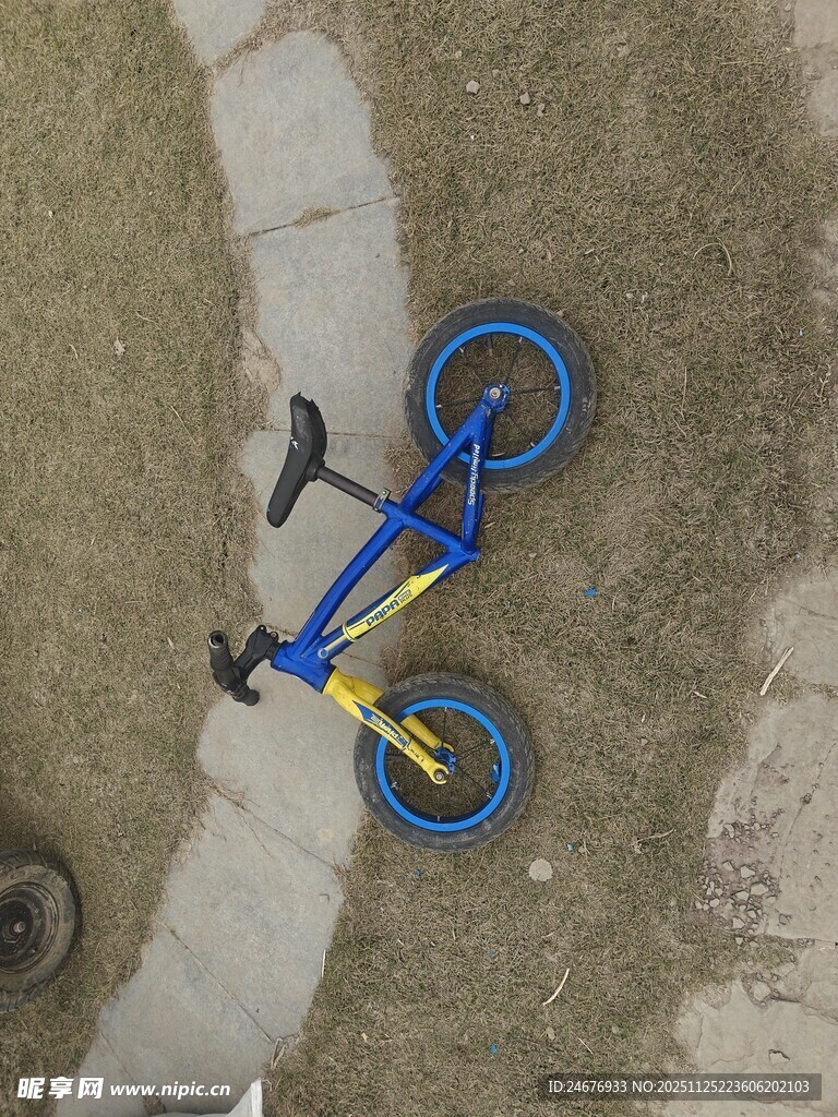 路边倒放的蓝色儿童自行车