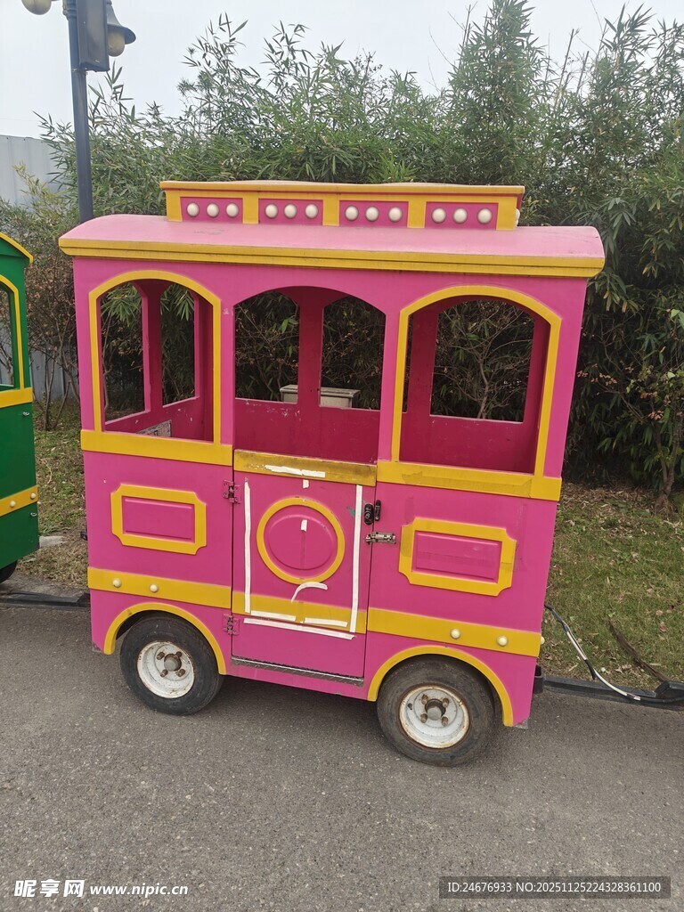 粉色卡通风格观光小火车