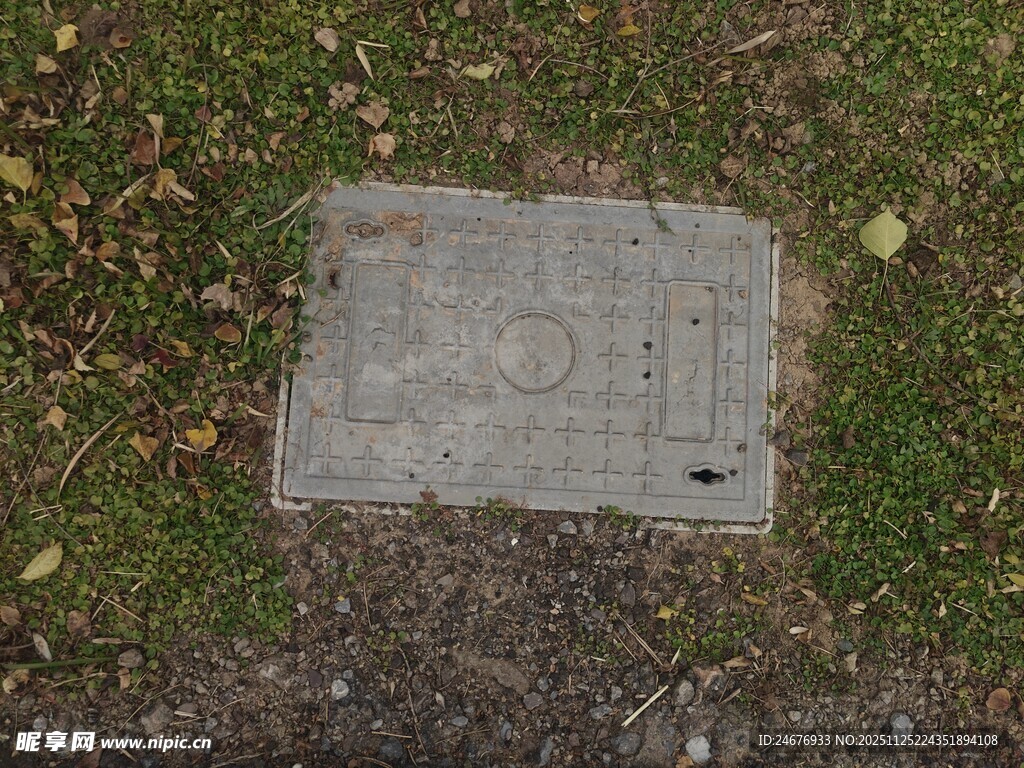 地面上的方形井盖