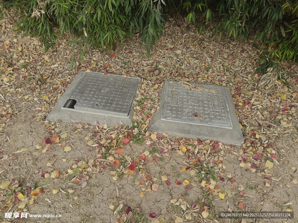 户外地面上的两个金属井盖