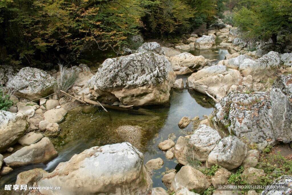 山间溪流穿岩石美景