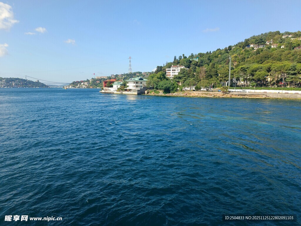 碧海青山畔的美丽海岸线