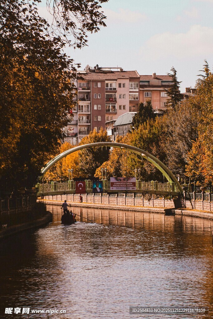 秋日河畔的静谧风光