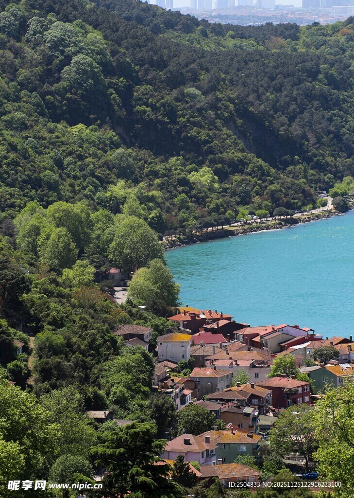 青山环抱中的湖畔村落