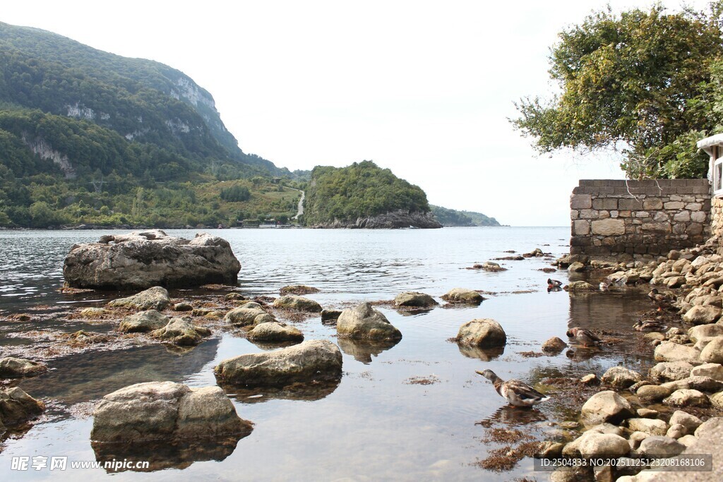 宁静河畔的嶙峋怪石