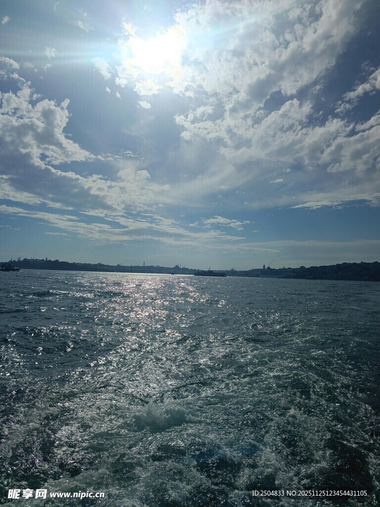 海上阳光波光粼粼景象