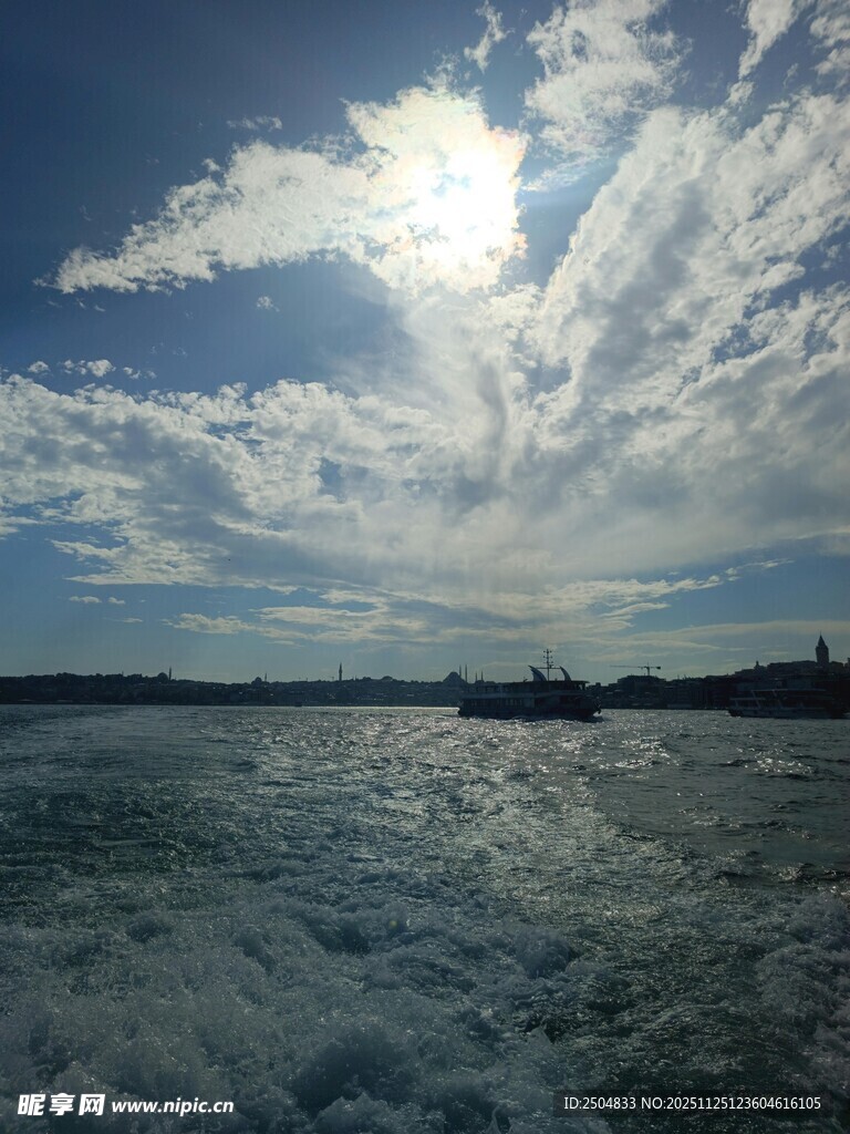 海上航行 阳光云海与船只