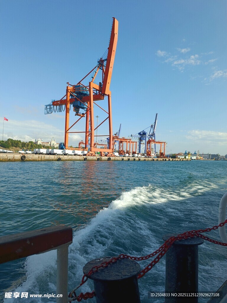 港口起重机与海上风光