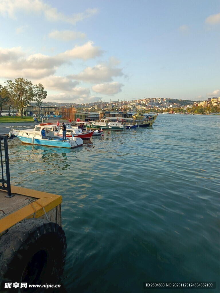 宁静海港停泊多彩船只