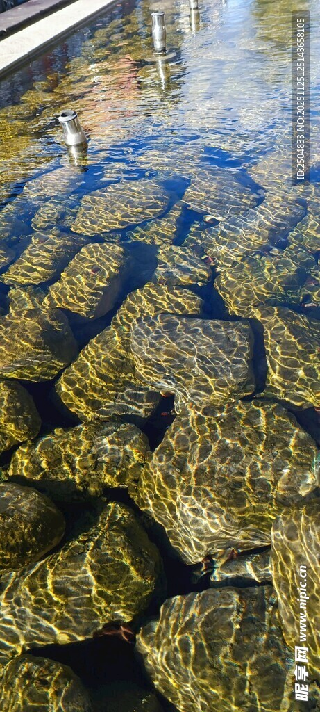 水底斑斓石块景观