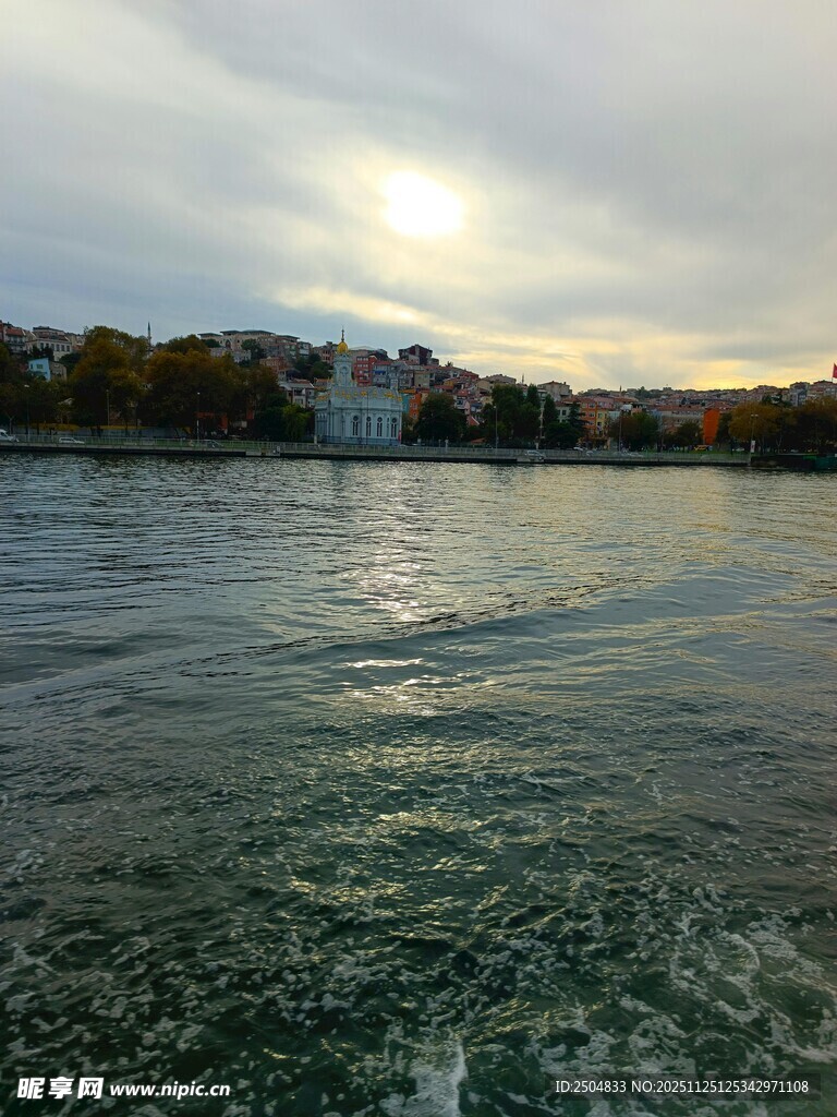湖面船行景 天际泛微光